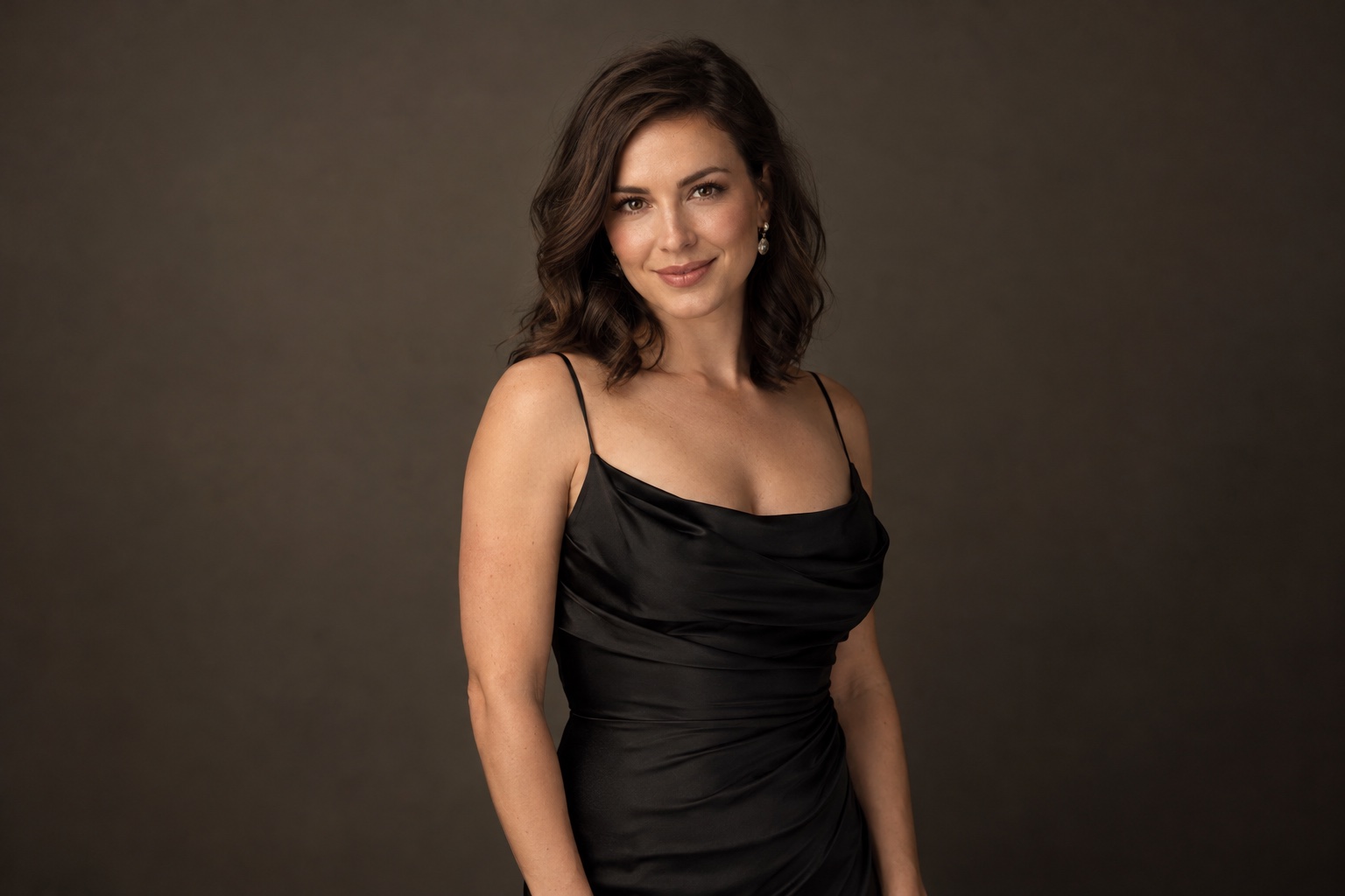 Portrait studio élégant d’une femme brune — Pack Premium Publivoice